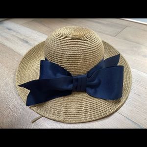 Toucan hats. Packable wide bow sun hat. Natural and navy.